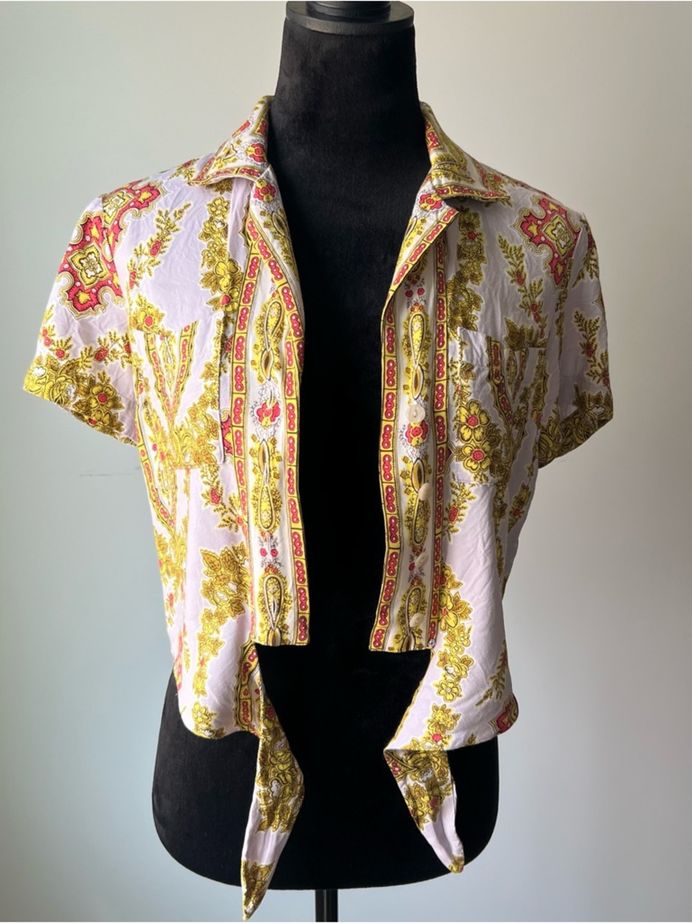 Women’s Yellow & Pink Paisley Tie-Front Short Sleeve Top - US 6 - Picture 5 of 8